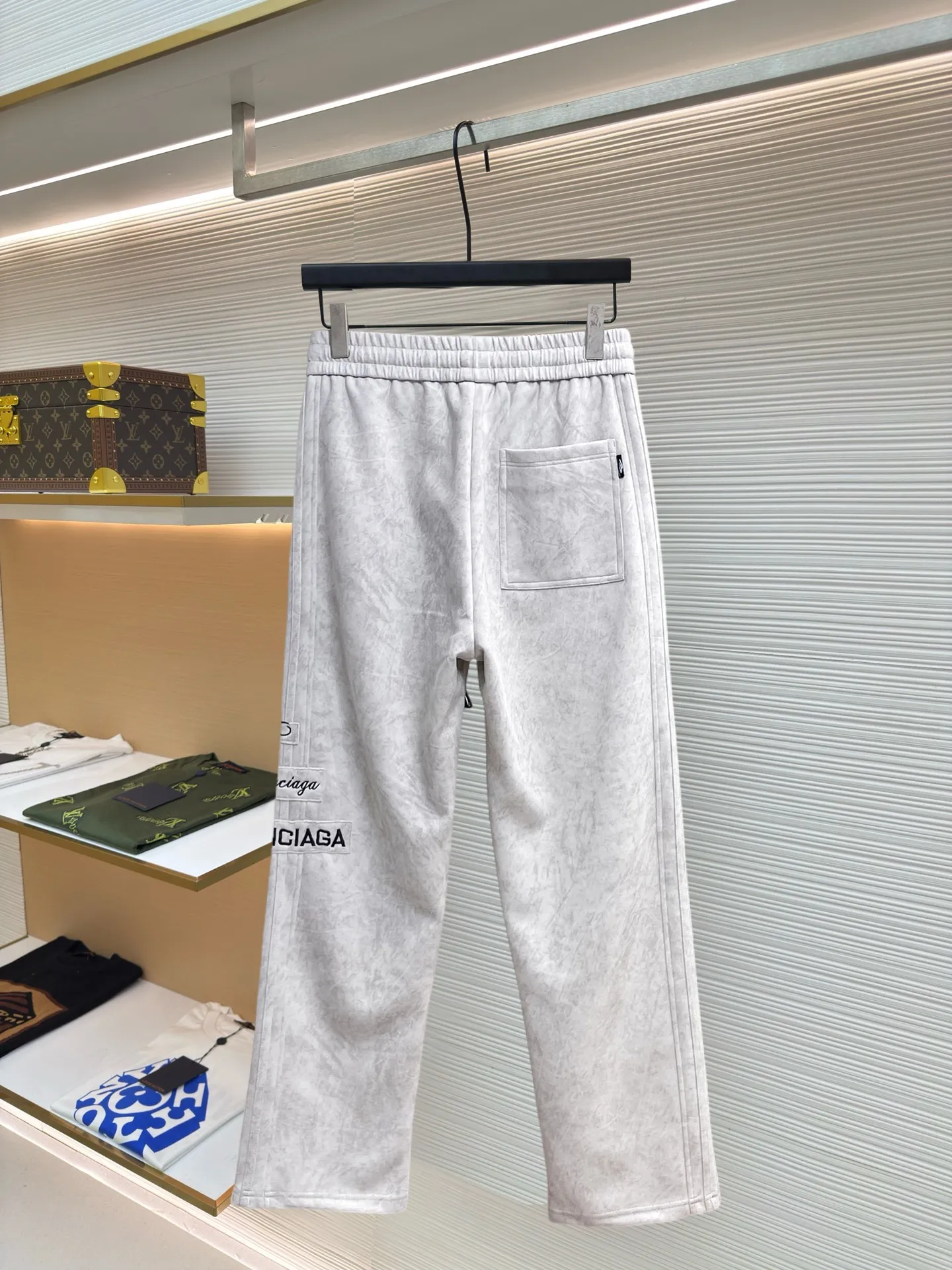 Balenciaga 🆕2026 Autumn and Winter New Arrival Casual Pants! The official website will be released simultaneously. Brand Classic LOGO casual pants, customized fabrics, excellent comfort and strong touch. Highly recognisable, perfect appearance and craftsmanship. Size:M-3XL
